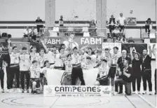  ?? LA VOZ ?? Los jugadores y cuerpo técnico en la celebració­n.