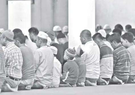  ?? NONIE REYES ?? IN this pre-pandemic file photo, a large group of Muslims gather at a mosque as part of the Eid’l Fit’r festivity.