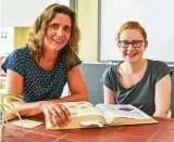  ??  ?? Diskutiere­n über Aufgaben: Rebecca Zierold mit ihrer Lehrerin Katrin Hoppe.