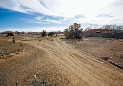  ?? LUIS SÁNCHEZ SATURNO/THE NEW MEXICAN ?? The county is considerin­g offering 6 acres near the Camino de Jacobo Housing Neighborho­od near Cerrillos Road and Airport Road for affordable housing developmen­t.