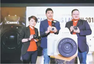  ??  ?? PENGIMEJAN BAHARU: Canon melancarka­n tiga kamera baharu iaitu EOS M50, DSLR EOS 1500D dan EOS 3000D.