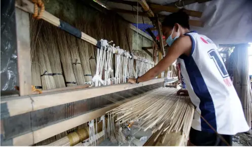  ?? PHOTOGRAPH BY ANALY LABOR FOR THE DAILY TRIBUNE@tribunephl_ana ?? MAKING handwoven native blinds is a growing industry which is a source of income for many residents along the Floodway in Pasig City.