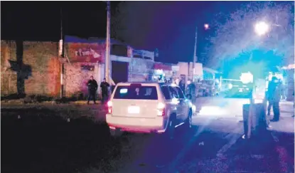  ?? MILENIO ?? En el interior de la camioneta se encontró el cadáver de un hombre