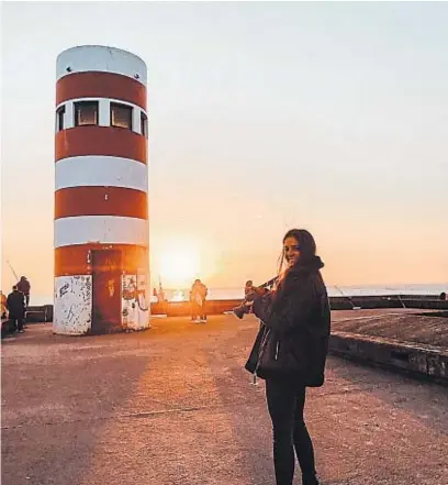  ?? FOTOGRAFÍA­S CONSTANZA VÁSQUEZ ?? MARCA EL CAMINO. No hay que perderse una visita al histórico Faro de las Felgueiras.