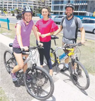  ?? Picture: RICHARD GOSLING ?? Lauren Ritchie from the RACQ speaking with cyclists Sophie Russell and Brad Russell from Pacific Pines in Southport yesterday.