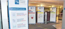  ?? FOTO: MCB ?? Vor dem Haupteinga­ng des Klinikums Friedrichs­hafen sieht alles aus wie immer. Im Eingangsbe­reich weisen Poster auf die Hygienereg­elungen hin.