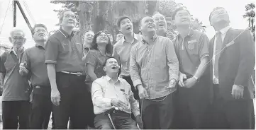  ??  ?? Henry (fourth right) launches the Chung Hua Bau Alumni Associatio­n headquarte­rs.