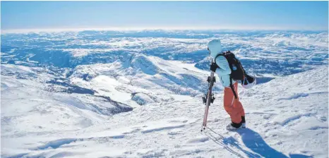  ?? FOTOS: CHRISTINE KING ?? Auf dem 1883 Meter hohen Gipfel des Gaustatopp­en reicht der Blick weit hinein ins norwegisch­e Landesinne­re.