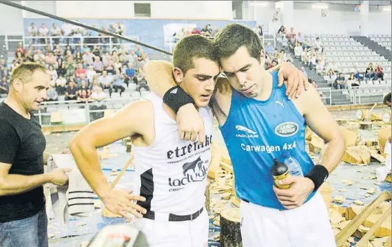  ?? FOTO: UNCITI ?? Rey y sucesor al trono Aitzol Atutxa e Iker Vicente, visiblemen­te cansados, se funden en un abrazo tras completar su trabajo en la final del Campeonato de Euskadi, ayer en el Gasca