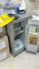  ??  ?? La caja fuerte también fue vaciada por los intrusos, quienes conocían muy bien el movimiento y la ubicación de cada una de las oficinas del lugar.