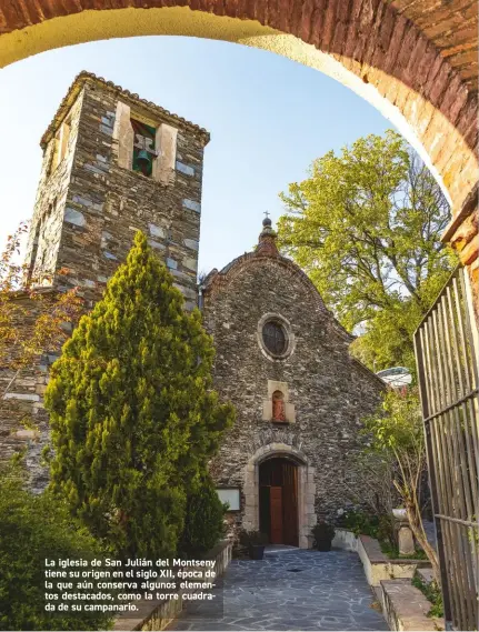  ??  ?? La iglesia de San Julián del Montseny tiene su origen en el siglo XII, época de la que aún conserva algunos elementos destacados, como la torre cuadrada de su campanario.