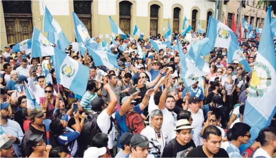  ?? AFP ?? Una multitud llegó, el viernes 15 de setiembre, a las afueras del Congreso de Guatemala, en demanda de la renuncia de los diputados.