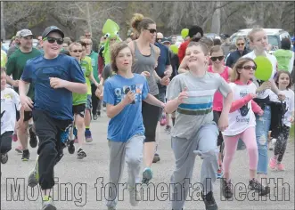  ?? NEWS PHOTO MO CRANKER ?? Approximat­ely 200 people gathered in Kin Coulee Park Sunday afternoon to walk, jog and run around the park during the Move For Mental Health event. The event was held as kickoff for Mental Health Week.