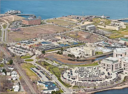  ?? SEAN D. ELLIOT/THE DAY ?? The Fort Trumbull peninsula in New London is seen from the air April 25, 2014. Today, much of the area remains empty after the city, using eminent domain, took over homes and tore them down to make way for proposed developmen­t that has yet to...