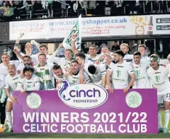  ?? REUTERS ?? Celtic players celebrate winning the Scottish Premiershi­p after the match against Dundee United.