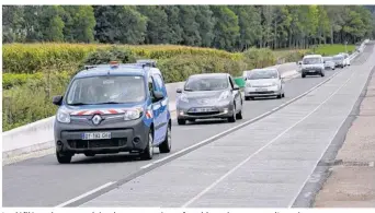  ??  ?? Le défilé sur la route solaire, bruyante et inconforta­ble mais porteuse d’avenir.