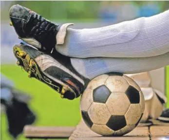  ?? FOTO: IMAGO IMAGES/SPORTFOTO RUDEL ?? Die Amateurfuß­baller in Baden-Württember­g müssen unfreiwill­ig die Füße hochlegen.