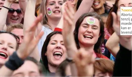  ?? FOTO AFP ?? Honderden mensen vieren de uitslag van het referendum bij een muurtekeni­ng van Savita, om de vrouw te eren die de veranderin­g nu mogelijk heeft gemaakt.