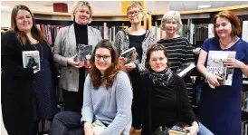  ?? Biblioteka­rier som skriver boktips. Linda Oderbrant, Lise-Lotte Arnäs (sittande), samt från vänster Terhiä Voionmaa, Gunilla Sandin, Eva Danielsson, Eva Bejhed, Lena Vallsten. ??