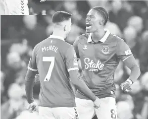  ?? — Gambar AFP ?? DEWA PENYELAMAT: Onana (kanan) meraikan gol kemenangan bersama rakan sepasukan Dwight McNeil pada perlawanan Liga Perdana Inggeris di antara Everton dan Crystal Palace di Goodison Park di Liverpool, England, kelmarin.