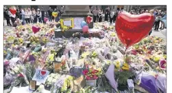  ?? (Photo MaxPPP/EPA) ?? Des dizaines de bouquets ont été déposés à Saint Ann’s Square, près de la Manchester Arena où s’est déroulé le massacre.