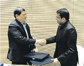  ?? BSP PHOTO ?? Bangko Sentral ng Pilipinas (BSP) Governor Nestor A. Espenilla Jr. (left) and Monetary Authority of Singapore (MAS) Managing Director Ravi Menon shake hands after signing a a FinTech Cooperatio­n Agreement in Singapore on November 16, 2017.