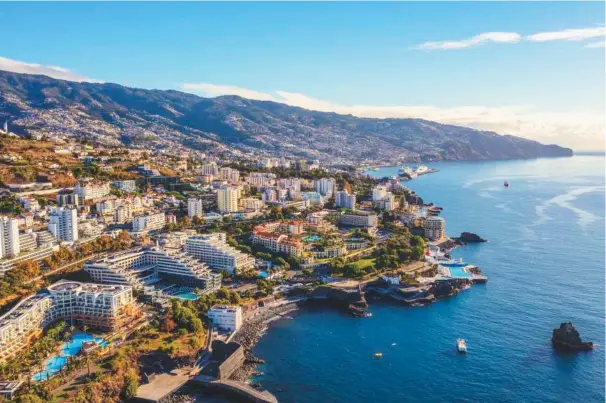  ?? ?? Funchal tager sig indbydende ud, og der er meget at foretage sig i både byen og i baglandet. Foto: Getty Images