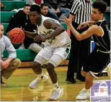  ?? DAVID JABLONSKI / STAFF ?? DwayneCohi­ll (left), playing for Holy Name High School last season, will be a freshman guard for the Flyers this season. “I think he’s really good,” said a new teammate. “He can score the ball.”