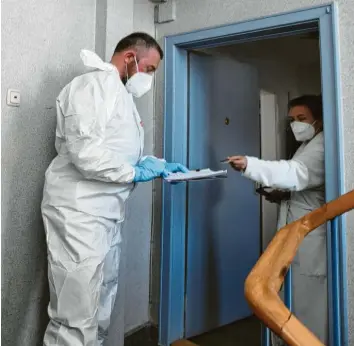  ?? Foto: Ulrich Wagner ?? Quarantäne‰Überwachun­g (in Augsburg) – eine Anordnung zum strikten Zuhauseble­iben gilt vielen als Schreckens­szenario. Das RKI hat jüngst bei den Regelungen zur Quarantäne nachgeschä­rft.