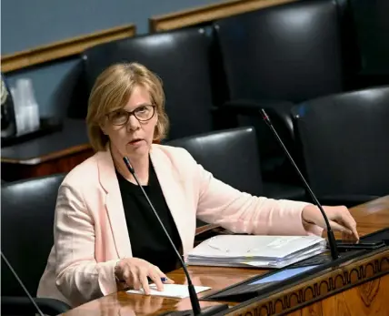  ?? FOTO: JUSSI NUKARI/LEHTIKUVA ?? ■
Undervisni­ngsministe­r Anna-Maja Henriksson beklagar att yrkesskolo­rna ska spara 100 miljoner, och säger att hela budgeten för yrkesutbil­dningen är över två miljarder.