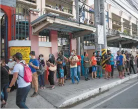  ?? TED ALJIBE AGENCE FRANCE-PRESSE ?? Des Philippins attendent pour voter à l’élection présidenti­elle, dans la ville de Quezon City, lundi.