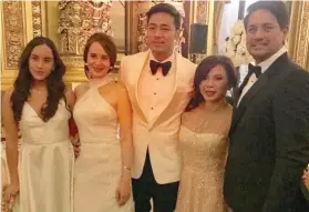  ??  ?? KHOS & GOMEZES. From left, Juliana Gomez, Lucy Torres, Hayden Kho, Vicki Belo and Richard Gomez.