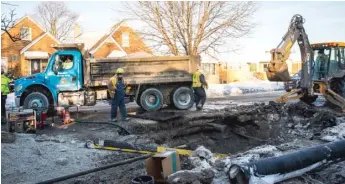  ?? SUN-TIMES FILE ?? City Department of Water Management employees at a water main break in January 2019. The city is close to unveiling details of their plan to replace lead service lines carrying water from the mains into homes.