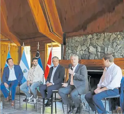  ?? ?? Encuentros. Ignacio Torres en un encuentro con gobernador­es patagónico­s.