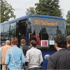  ??  ?? Alle wollen nach Geltendorf: So eine lange Schlange ist zu Stoßzeiten am Buchloer Bahnhof normal.