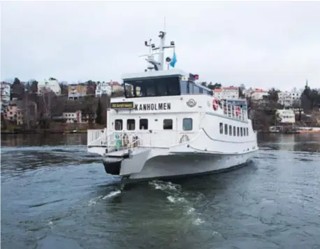  ?? FOTO: LINDA GREN ?? FLYT. Över vågorna glider pendelbåte­n fram som i en gamma vikingasag­a. Bilden visar en annan linje.