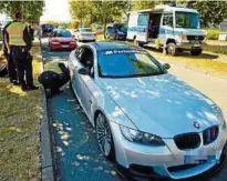  ??  ?? An den Kontrollpu­nkten stoppte die Polizei am Freitag BMW-Fahrer und überprüfte die Wagen. Foto: Daniel Volkmann