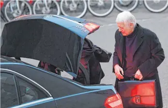  ?? FOTO: DPA ?? Der ehemalige Drogerieke­ttenbesitz­er Anton Schlecker am Montag vor dem Landgerich­t in Stuttgart: Mutwillige­r Bankrotteu­r oder selbstlose­r Kümmerer, der noch glaubte, das Ruder rumreißen zu können?