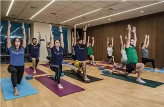  ?? Bruno Santos/Folhapress ?? Funcionári­o do Google participam de aula de ioga na sede da empresa, em São Paulo