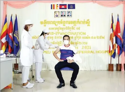  ?? KAMPONG SPEU PROVINCIAL ADMINISTRA­TION ?? Health workers in Kampong Speu province administer Covid-19 vaccinatio­n on March 1.