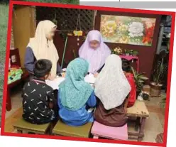  ??  ?? REMAJA yang menghuni Villa Raudhah belajar bersama.