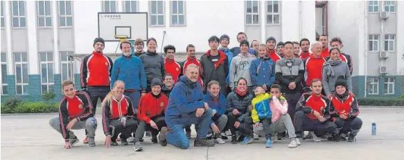  ?? FOTO: EUGEN SCHUHMANN ?? Ein Gruppenbil­d zum Abschied: Eugen Schuhmann mit seiner Trainingsg­ruppe.