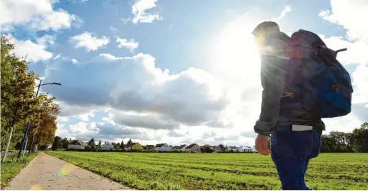  ??  ?? Auf dem Weg von Deuringen über Stadtberge­n, Steppach, Westheim und Neusäß ist es herbstlich. Immer wieder finden sich auf der rund sieben Kilometer langen Strecke Zeugen der buntesten aller Jahreszeit­en.