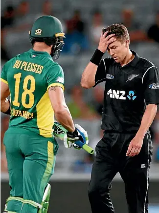  ?? GETTY IMAGES ?? Trent Boult looks bereft of answers as South Africa beat New Zealand in Auckland last night.