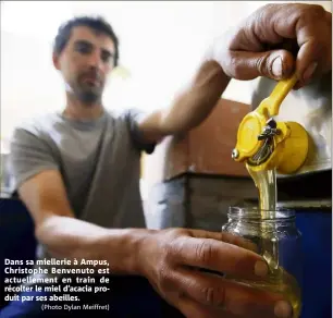  ?? (Photo Dylan Meiffret) ?? Dans sa miellerie à Ampus, Christophe Benvenuto est actuelleme­nt en train de récolter le miel d’acacia produit par ses abeilles.