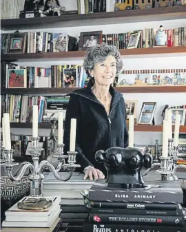  ?? Martí Gelabert ?? Música. De la abuela conserva un bol en la mesa con libros de arte –de Elisa Arimany, Joan Colom, Ràfols-casamada– o biografías de los Rolling y los Beatles. Y uno de enfermedad­es oculares.