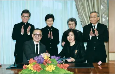  ?? INFORMATIO­N SERVICES DEPARTMENT ?? Chief Executive Carrie Lam Cheng Yuet-ngor (back, second left), Thailand’s Minister of Foreign Affairs Don Pramudwina­i (back, first right) and other officials witness the signing of a letter of intent between the Hong Kong Trade Developmen­t Council and...