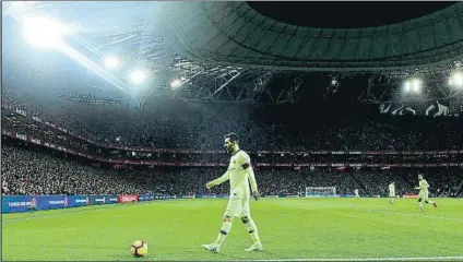  ?? FOTO: MANEL MONTILLA ?? Messi volvió a ser titular pero no pudo marcar El argentino lo intentó en un par de ocasiones pero se estrelló con Herrerín