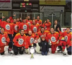  ?? Foto: Maddogs ?? Mit der Meistersch­aft in der Intersport PIO Landsberge­r Hobbyliga feierten die Eis  hockeyspie­ler der Maddogs Kutzenhaus­en einen großen Erfolg.
