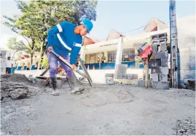  ??  ?? Frontera. El Poy tiene un tráfico de alrededor de 300 contenedor­es por día y 440 vehículos, según los funcionari­os.